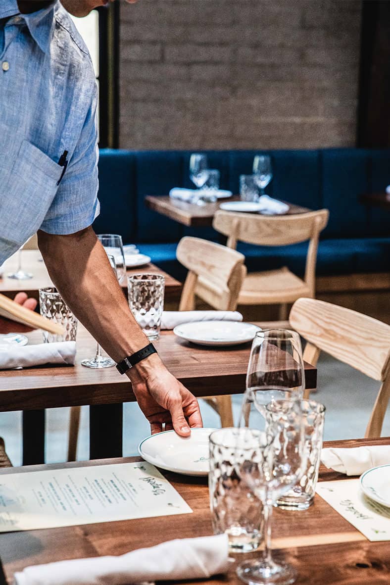 Server setting a table
